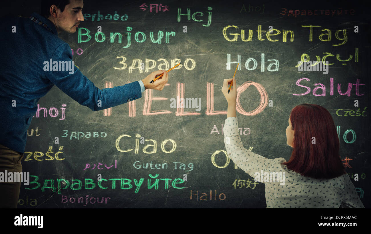 Der Mann und die Frau zu Wort Hallo in verschiedenen Sprachen und Farben auf der Tafel. Gelegenheit für viele Sprachen Lernen für Schüler. Busin Stockfoto