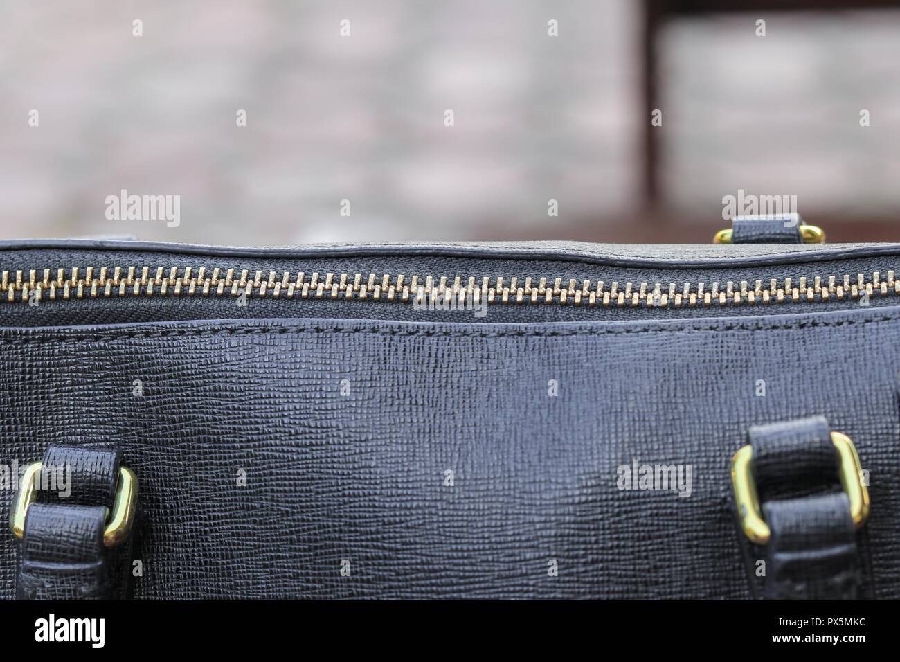 Close up Reißverschluss aus schwarzem Leder Tasche Stockfoto