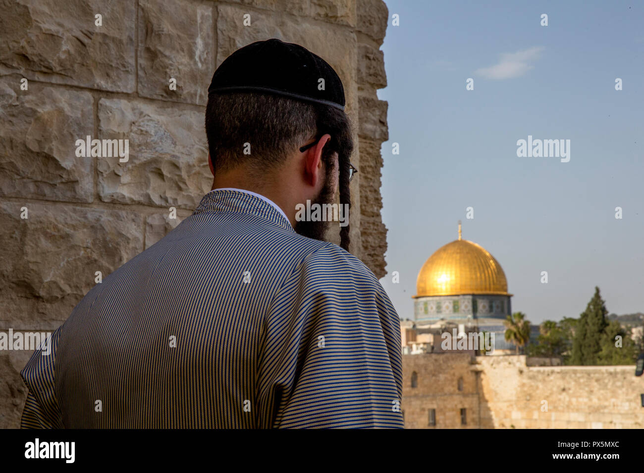 Orthodoxer Jude an der westlichen Mauer und Felsendom, Jerusalem. Israel. Stockfoto