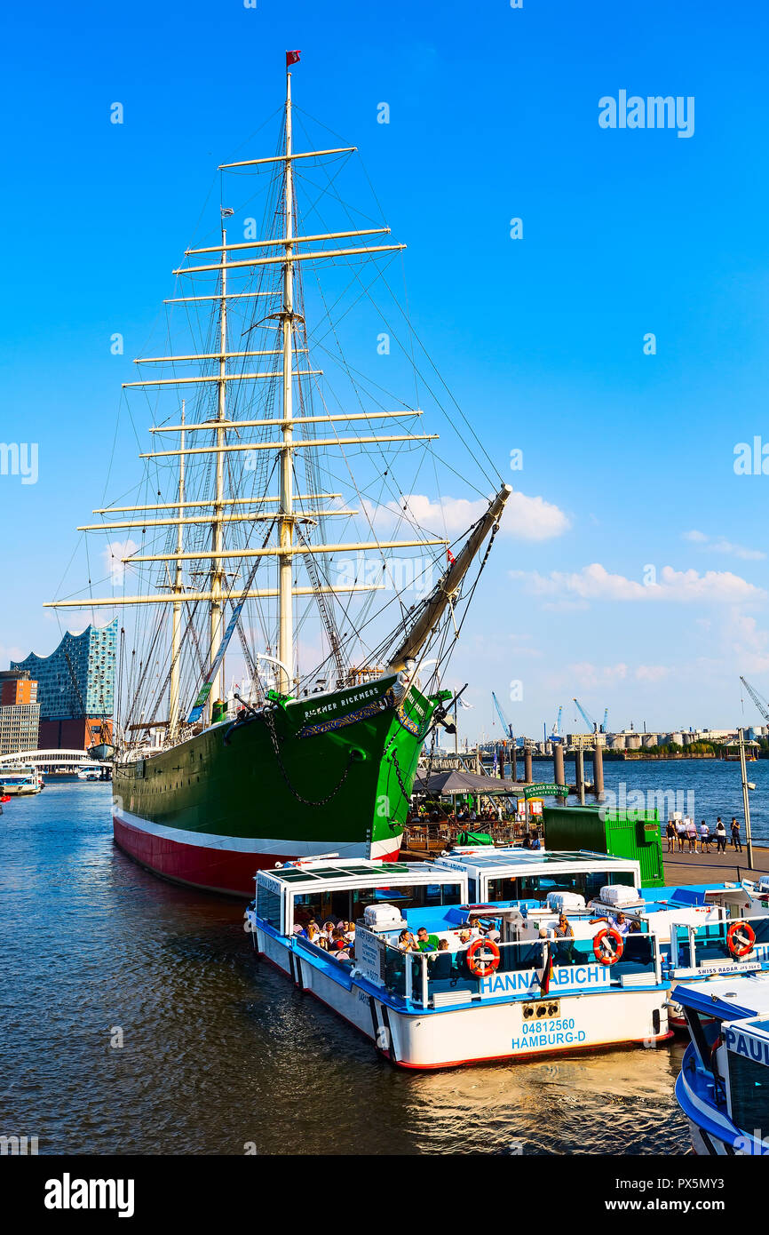Hamburg, Deutschland - 26. Juli 2018: altes Schiff mit Restaurant auf Elbe, Hamburger Landungsbrücken Hafen Stockfoto