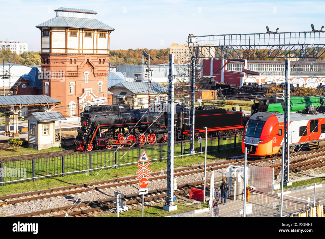 Moskau, Russland - Oktober 16, 2018: Verschiedene Lokomotiven auf Eisenbahnen der Museums-industriellen Komplex Dampf Depot am Bahnhof Podmoskovnaya von Mos Stockfoto