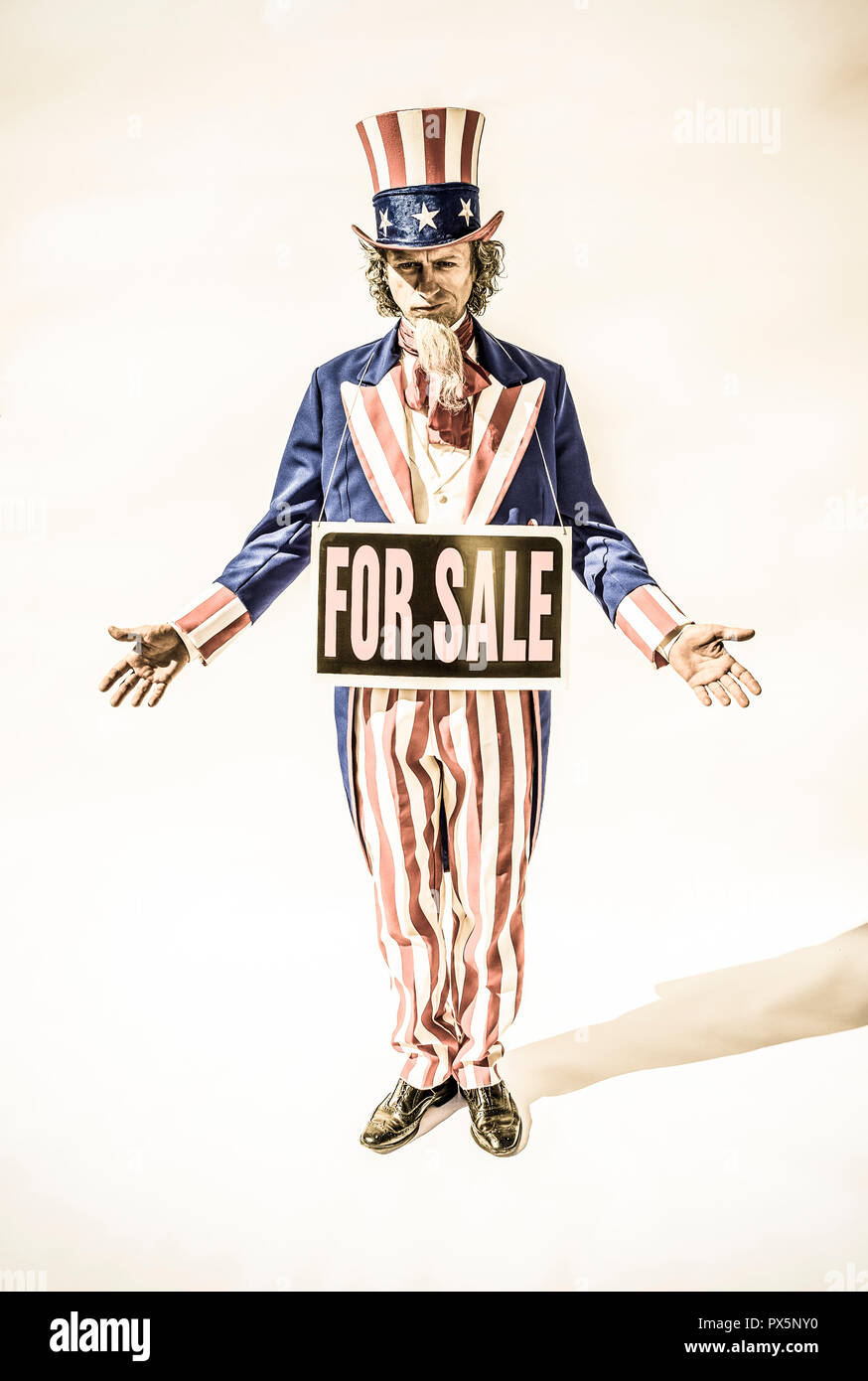 Uncle Sam Charakter mit einem Zu Verkaufen - Schild um den Hals. Konzept der Einfluss der Regierung/Korruption. Stockfoto