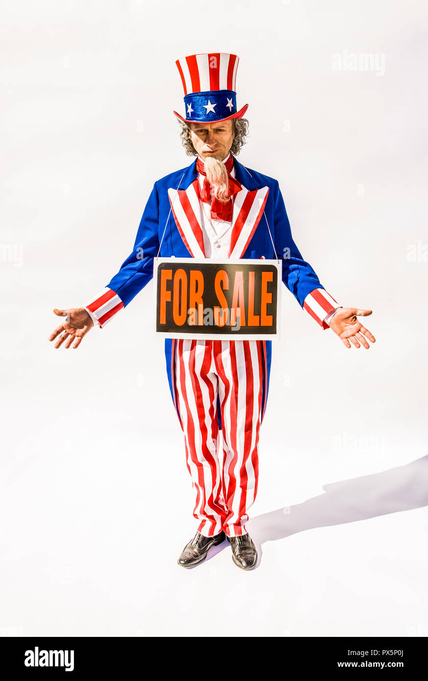 Uncle Sam Charakter mit einem Zu Verkaufen - Schild um den Hals. Konzept der Einfluss der Regierung/Korruption. Stockfoto