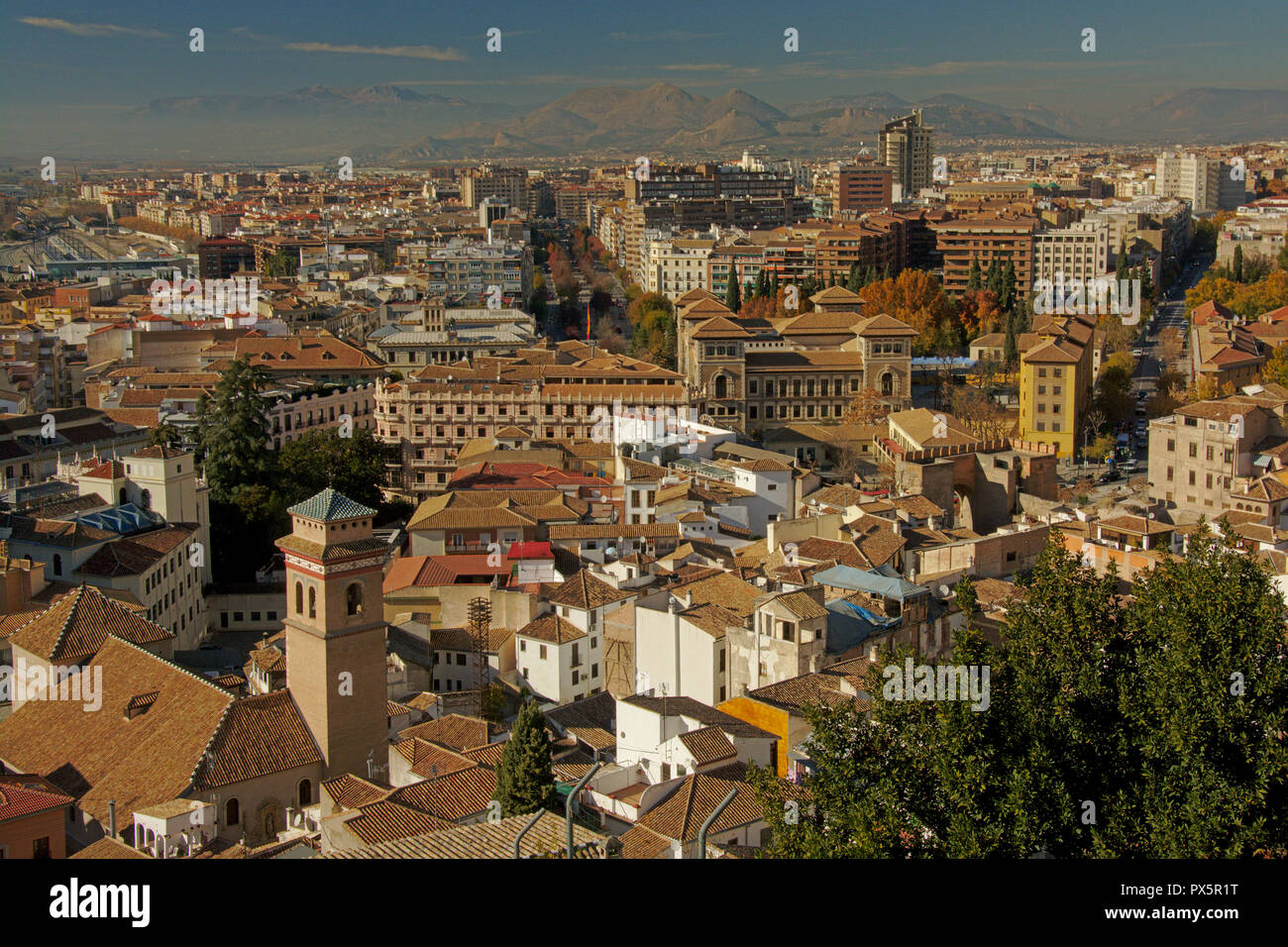 Luftaufnahme auf die Vororte von Granada, Andalusien, Spanien, mit vielen Mehrfamilienhäusern und Sierra Nevada im Hintergrund Stockfoto