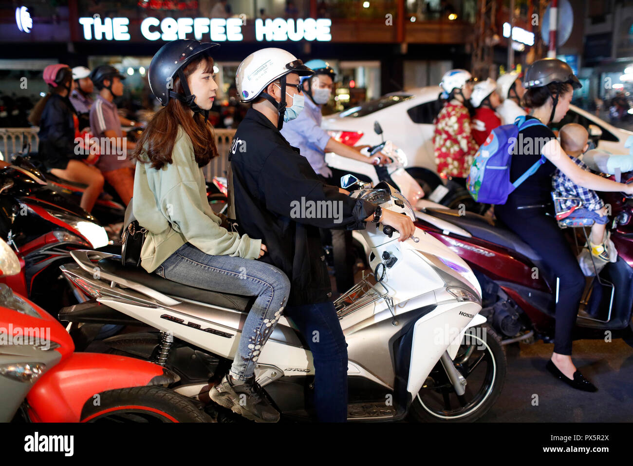 Motorroller auf Saigon Straße bei Nacht. Ho Chi Minh City. Vietnam. Stockfoto