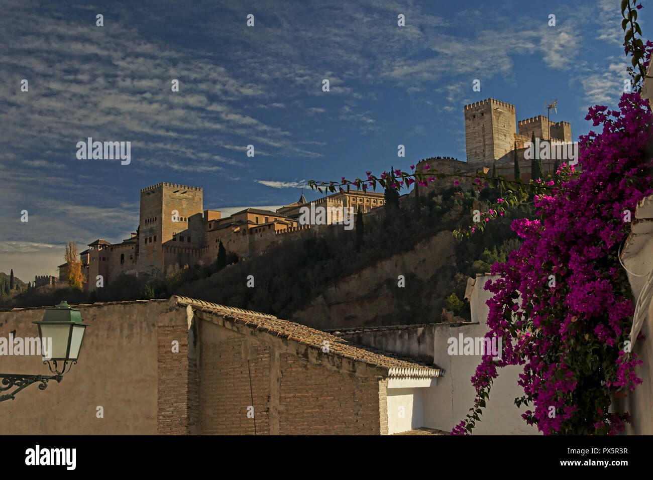 Die maurische Burg Alhambra, Granada, Spanien, Low Angle View Stockfoto