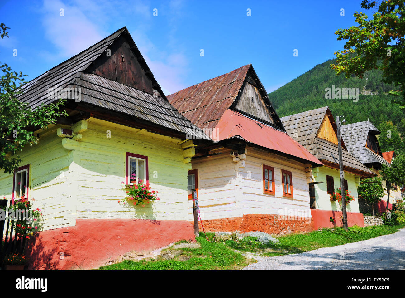 Schöne ländliche Häuser in Vlkolinec traditionelle slowakische Dorf, Liptov Stockfoto