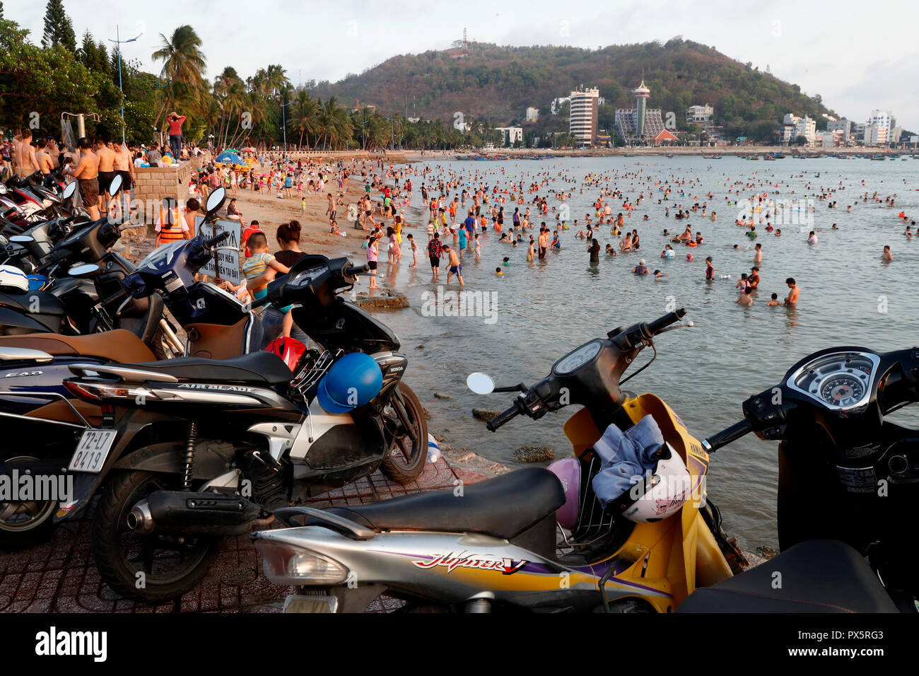 Sonntag am Strand. Vietnamesischen Familien Schwimmen im Südchinesischen Meer. Hängen Dua Bay. Vung Tau. Vietnam. Stockfoto