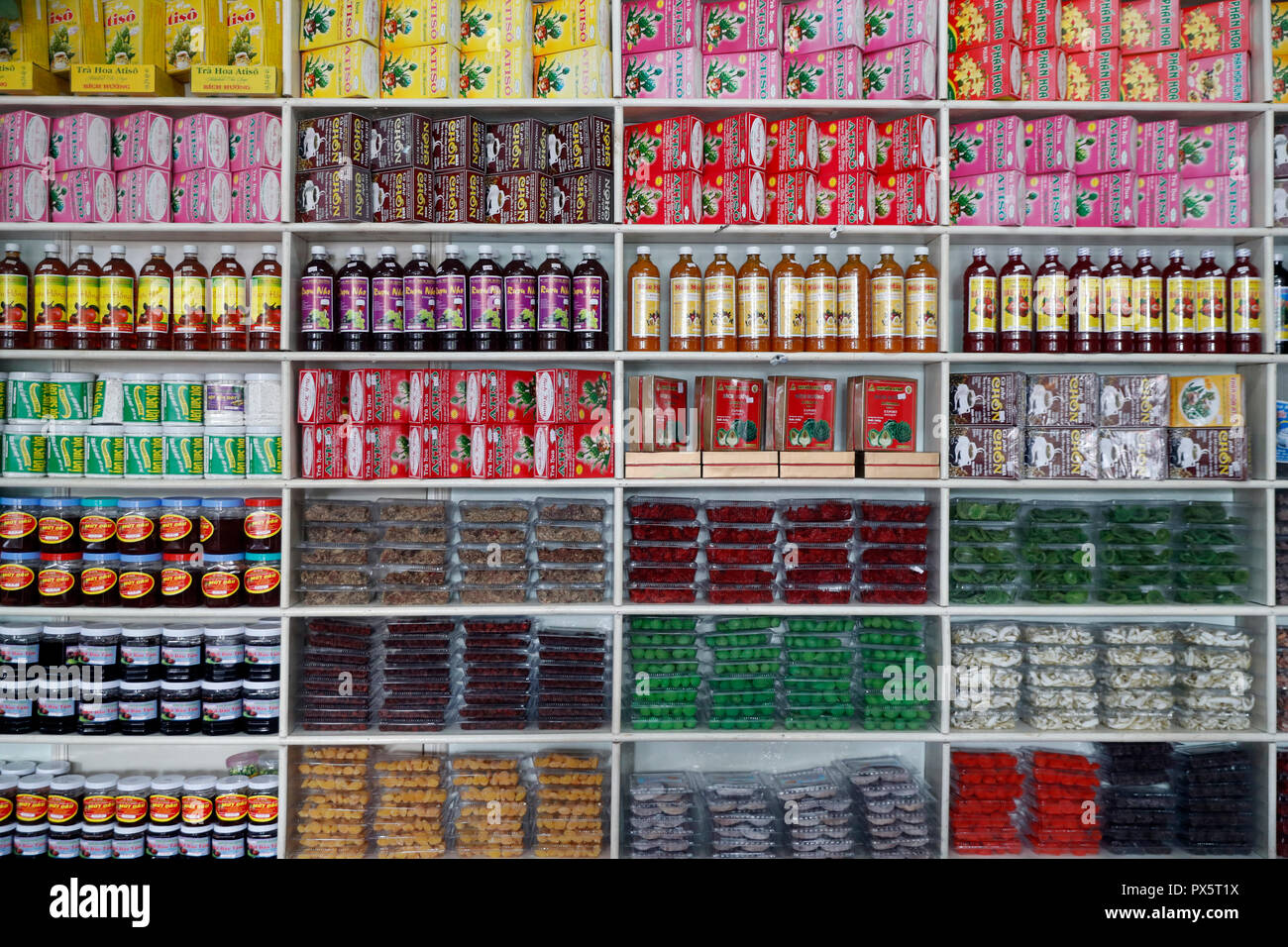 Marktstand verkaufen alle Arten von lokalen Spezialitäten: getrocknete Früchte und Tee. Dalat. Vietnam. Stockfoto