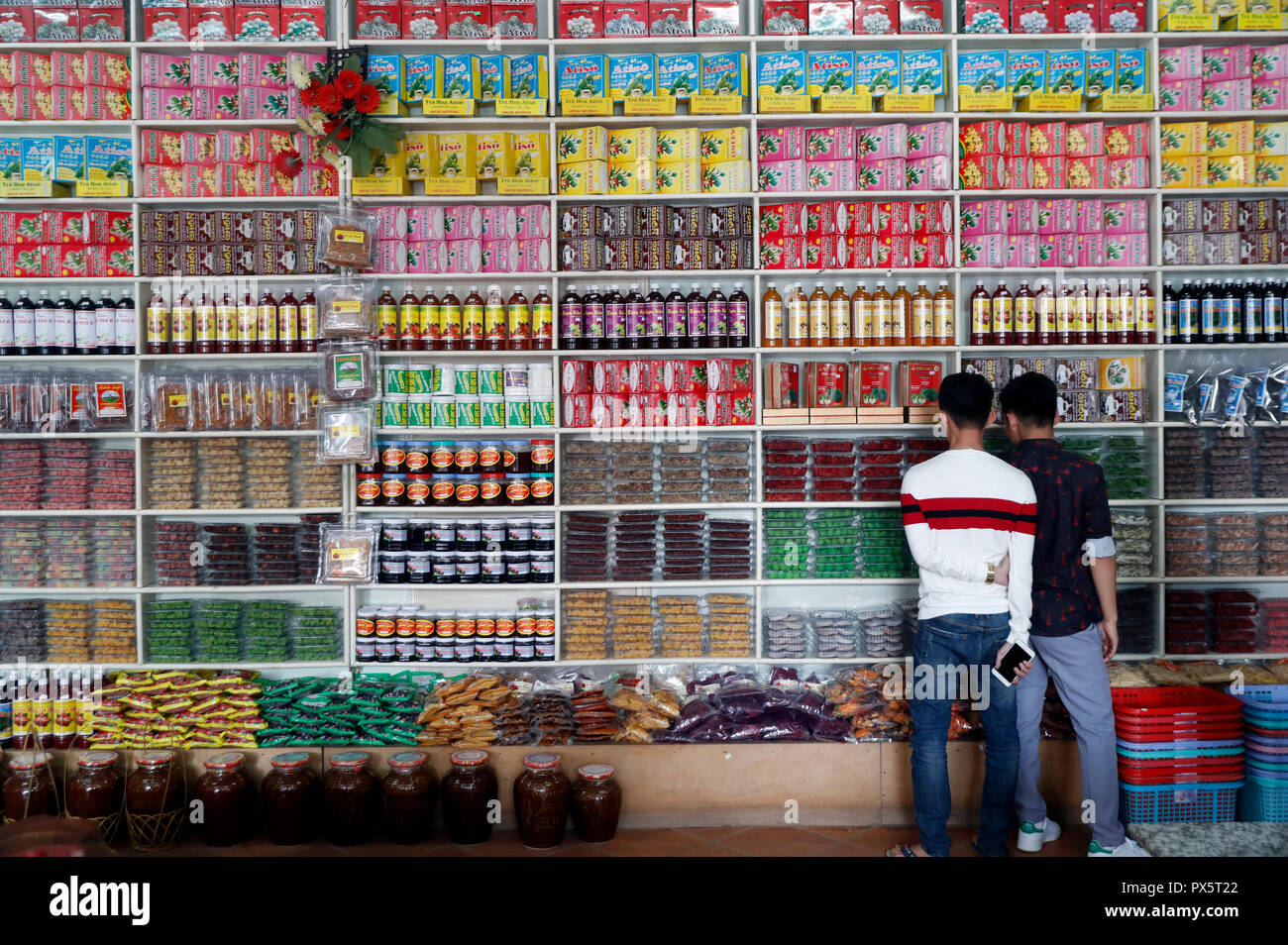 Marktstand verkaufen alle Arten von lokalen Spezialitäten: getrocknete Früchte und Tee. Dalat. Vietnam. Stockfoto