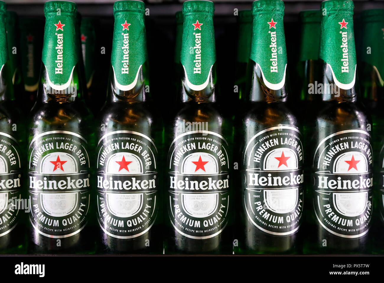 Heineken Bier Reihe Von Flaschen Ho Chi Minh City Vietnam Stockfotografie Alamy
