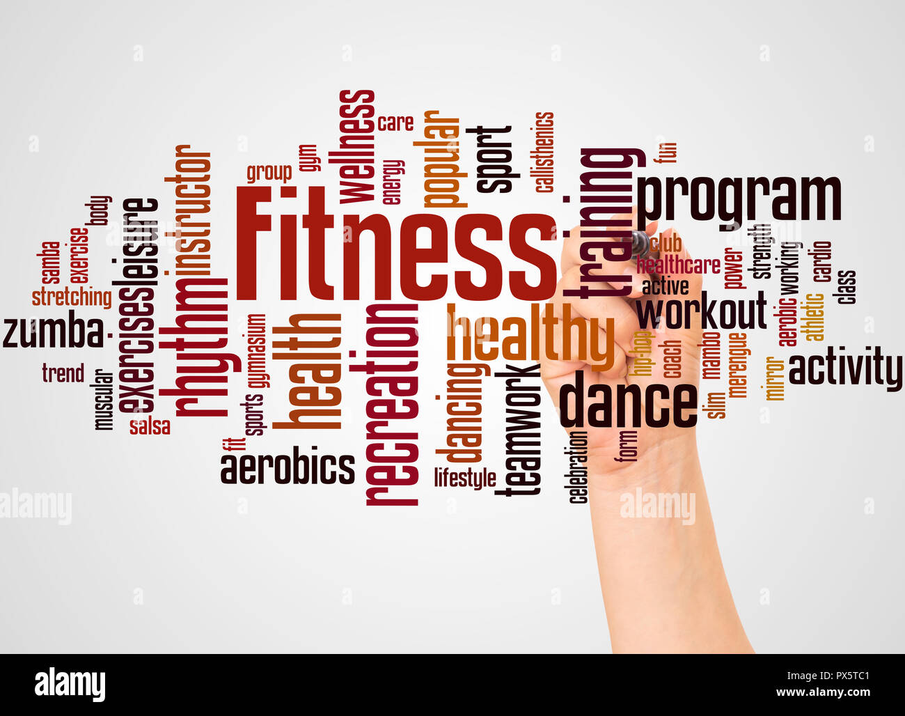 Fitness Wort cloud und Hand mit Marker Konzept auf Farbübergang Hintergrund. Stockfoto