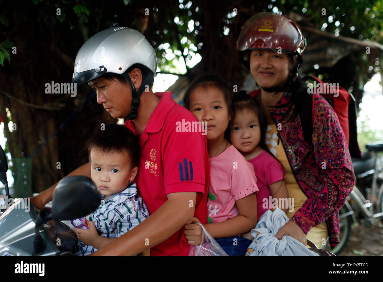Vietnamesische Familie auf einem Motorrad. Cai. Vietnam. Stockfoto