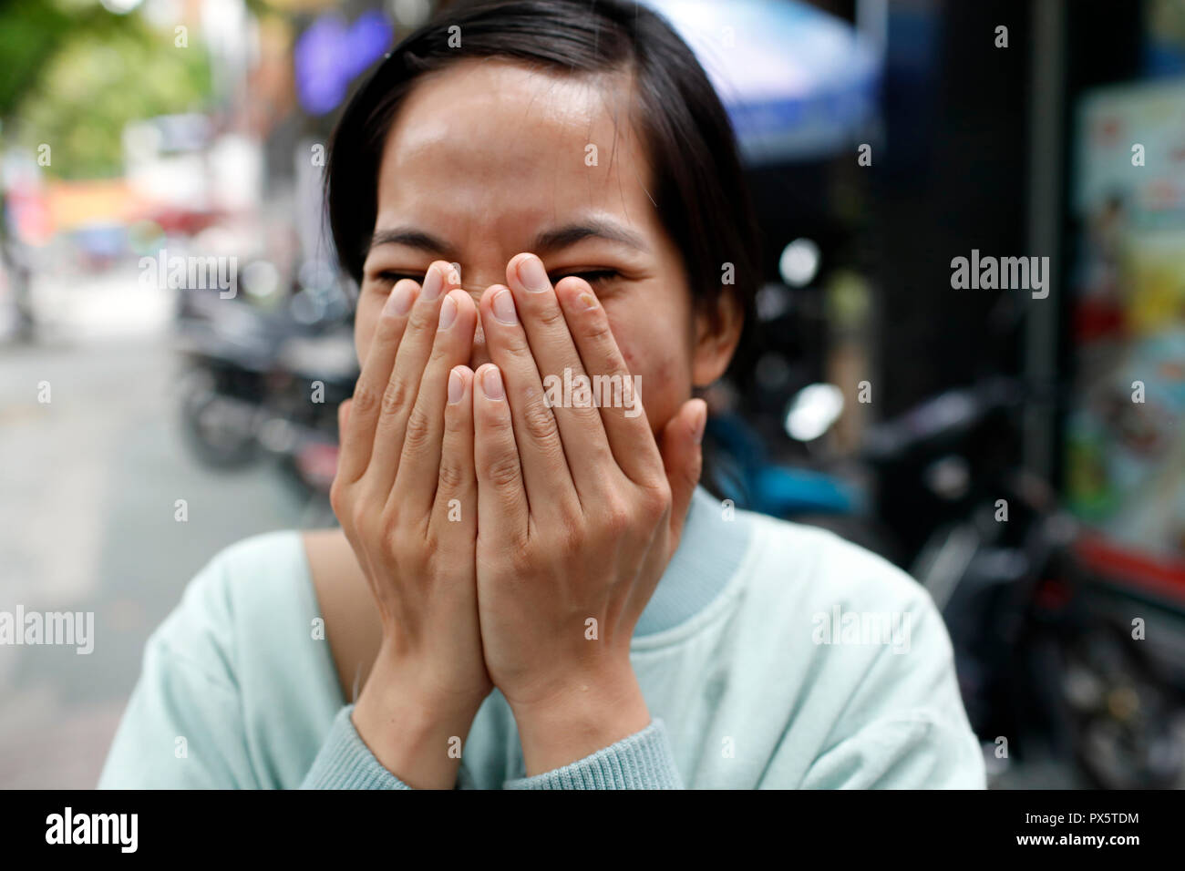 Schüchterne Frau. Ho Chi Minh City. Vietnam. Stockfoto