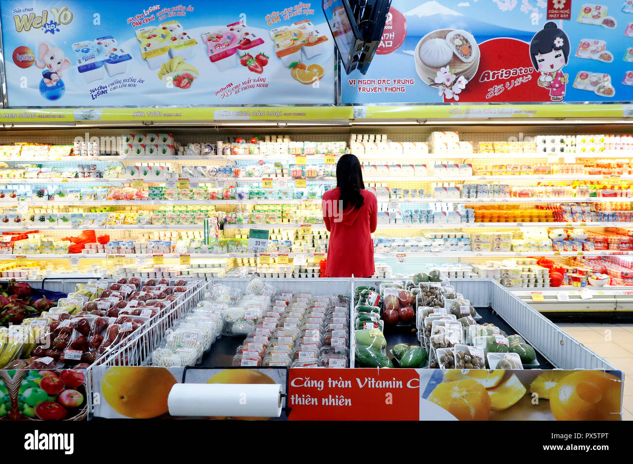 Frau im Supermarkt, auf der Suche nach frischen Joghurt. Dalat. Vietnam. Stockfoto