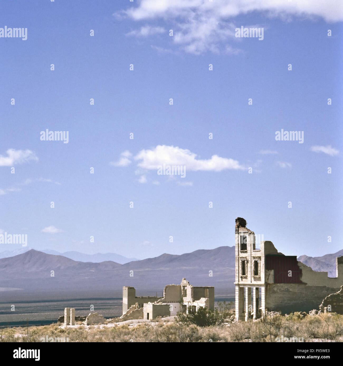 Bleibt der Bank Gebäude, in dem einst geschäftige Stadt Rhyolith, Nevada in der Nähe von Death Valley, USA Stockfoto