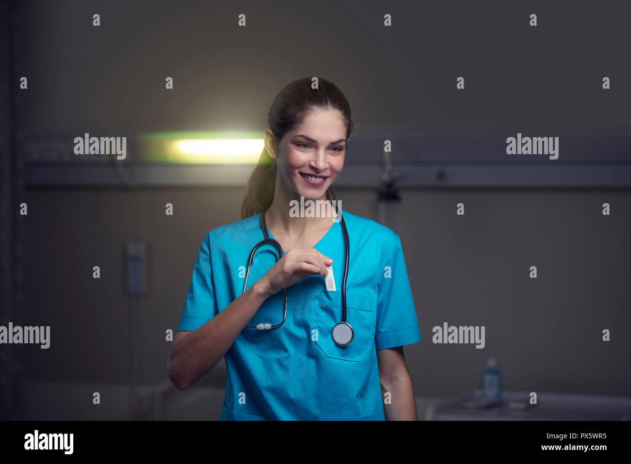 Frau Arzt oder Krankenschwester ist Gefühl zufrieden während der Nachtschicht in der Klinik Stockfoto