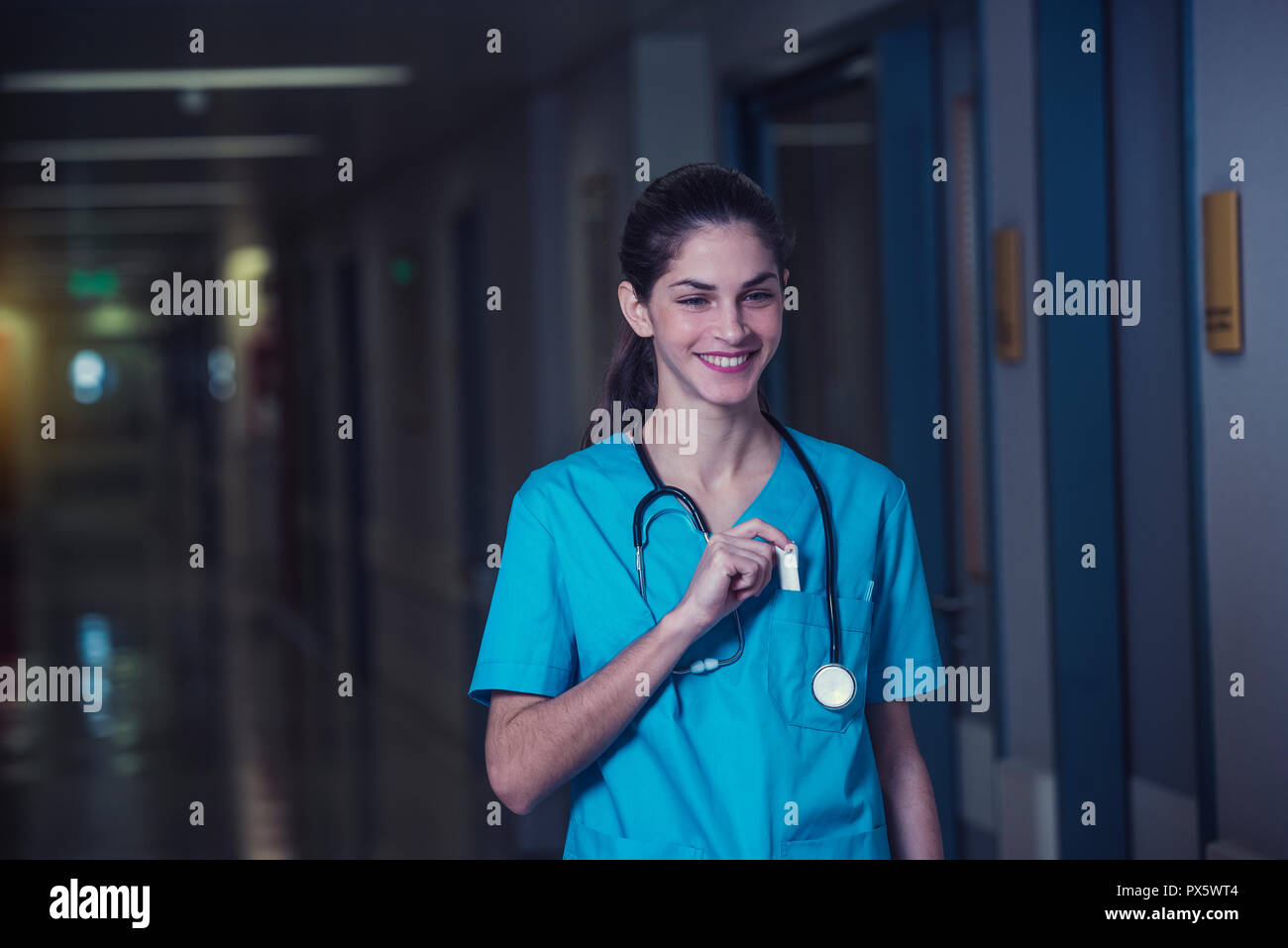 Frau Arzt oder Krankenschwester ist Gefühl zufrieden während der Nachtschicht in der Klinik Stockfoto