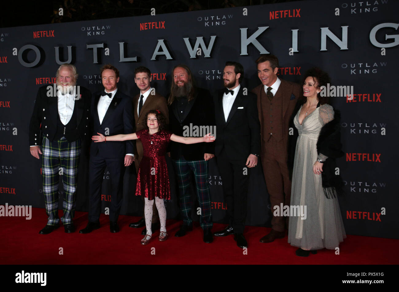 Regisseur David Mackenzie (Mitte) zusammen mit Schauspielern am schottischen Premiere von Outlaw König an der Vue Omni in Edinburgh. Stockfoto