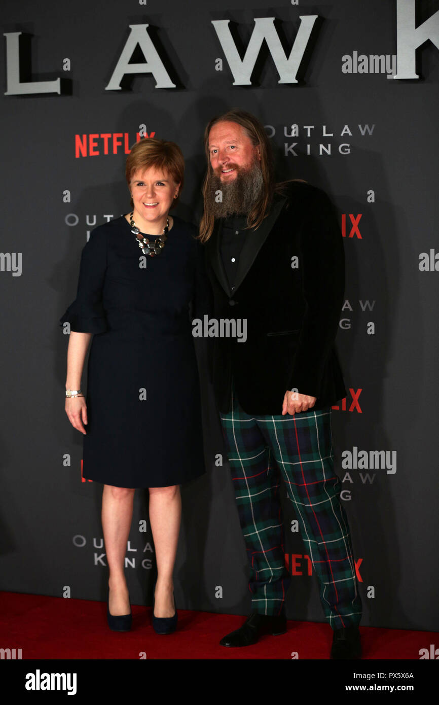 Regisseur David Mackenzie mit schottischen Erster Minister Nicola Sturgeon am schottischen Premiere von Outlaw König an der Vue Omni in Edinburgh. Stockfoto