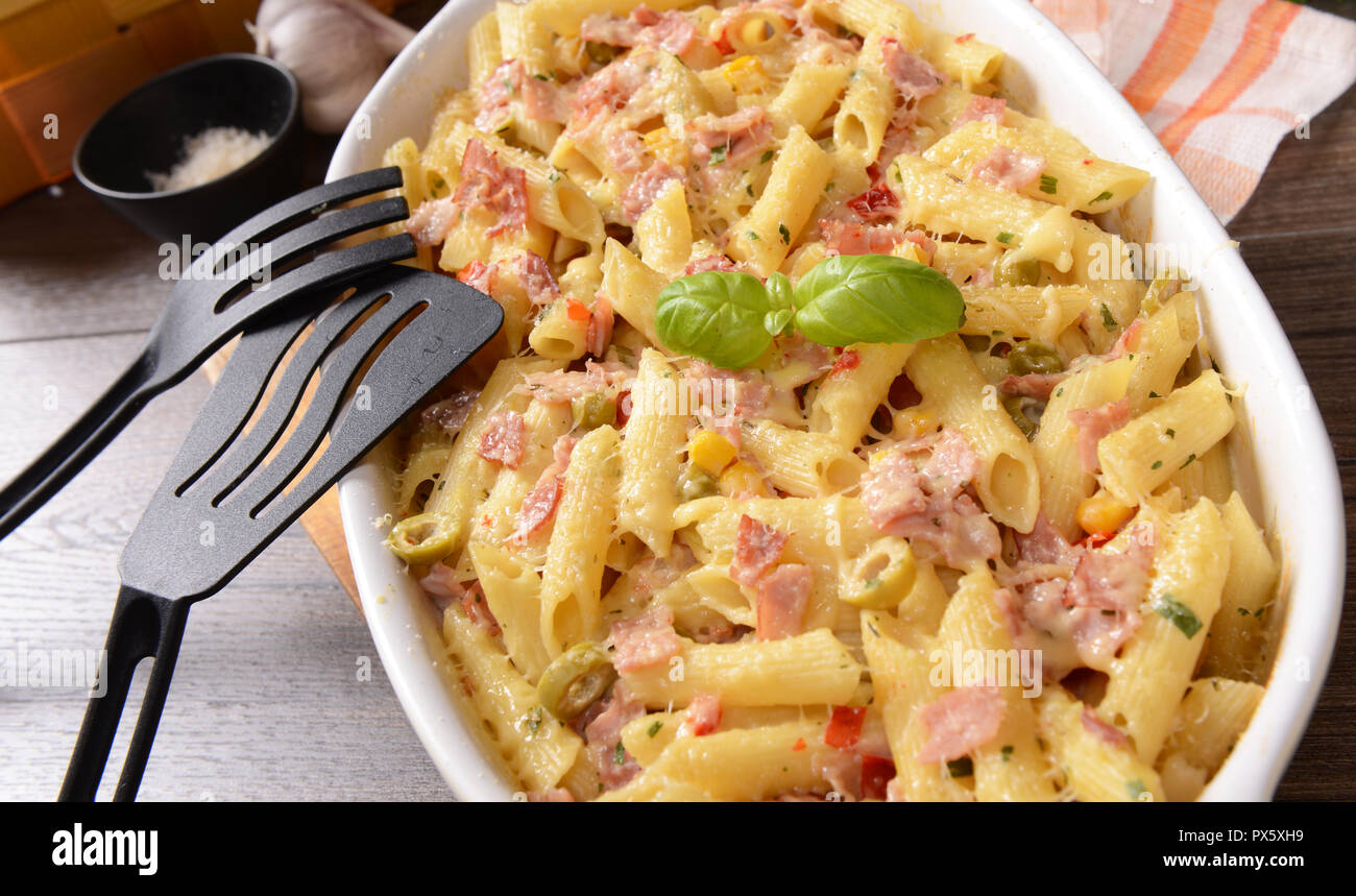 Penne Pasta Auflauf mit Käse, Schinken und Mais Stockfotografie - Alamy
