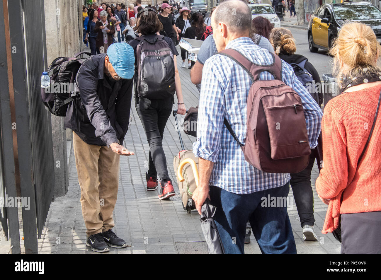 Stehen, noch, Bettler, betteln, auf der La Rambla, La Ramblas, berühmten, Straße, Tourismus, Touristen, Tourist, Anziehungskraft, Barcelona, Katalonien, Katalonien, Katalonien, Spanien, Stockfoto