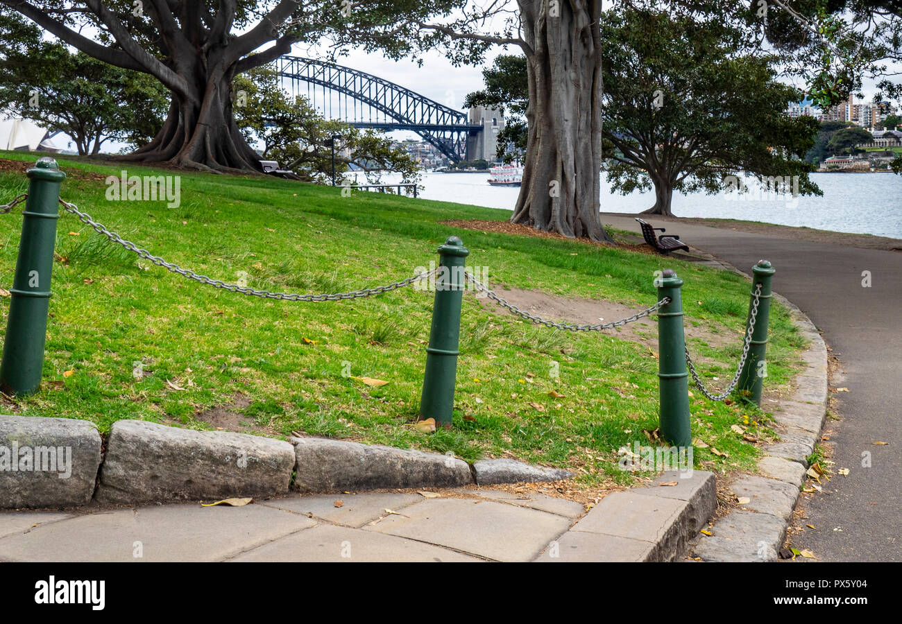 Poller aus Metall lackiert zusammen Grün und angekettet in den Königlichen Botanischen Garten Sydney, NSW, Australien. Stockfoto