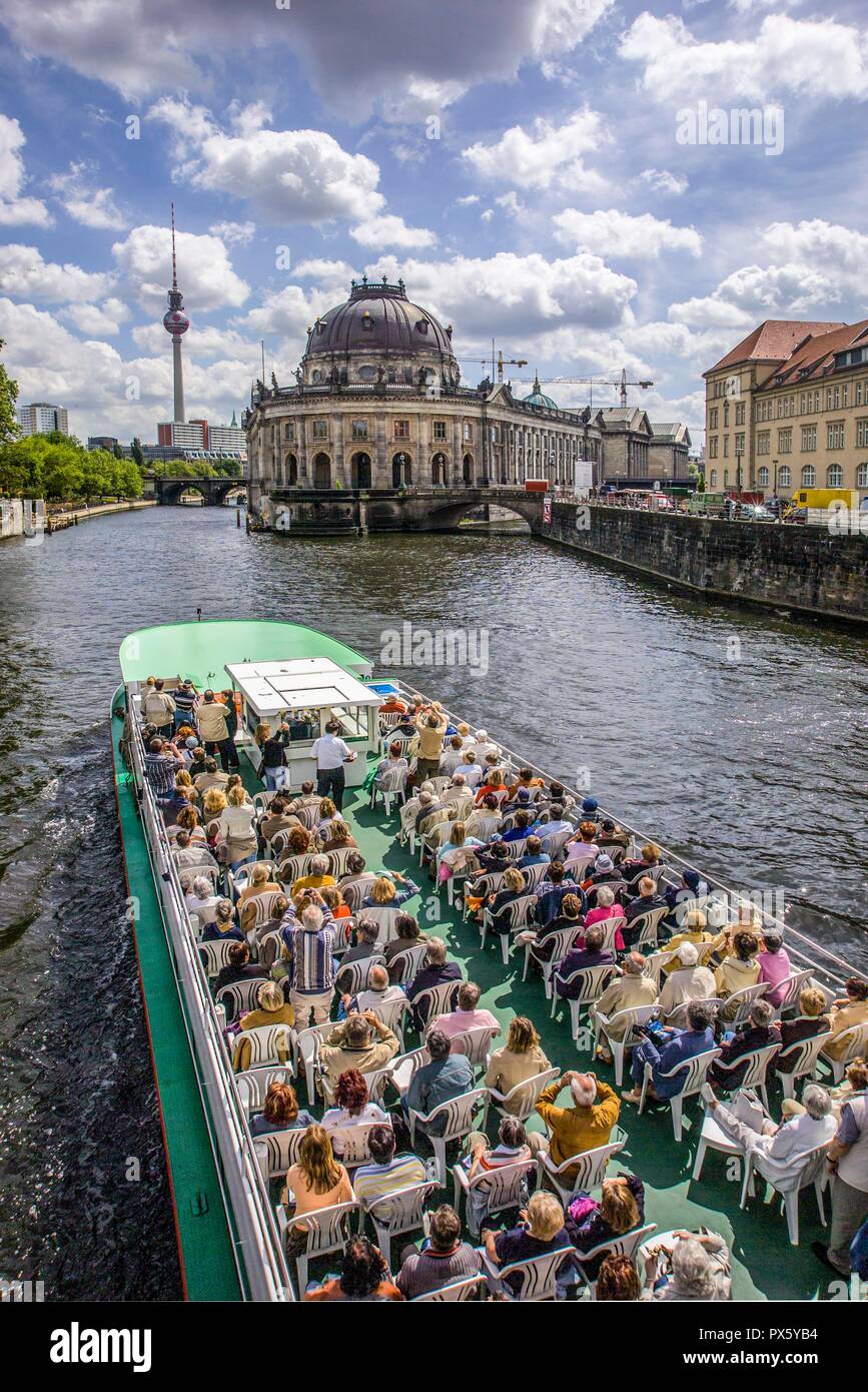 Deutschland, Berlin, Exkursion baot voller Touristen nähert sich das Bode-museum, Teil des UNESCO-Weltkulturerbes Museumsinsel mit Ra Stockfoto