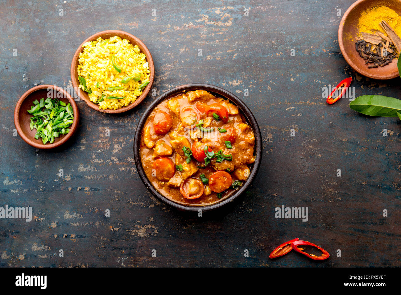 Indisches essen. ROGAN JOSH Currysauce. Schweinefleisch Rogan Josh mit Reis Stockfoto