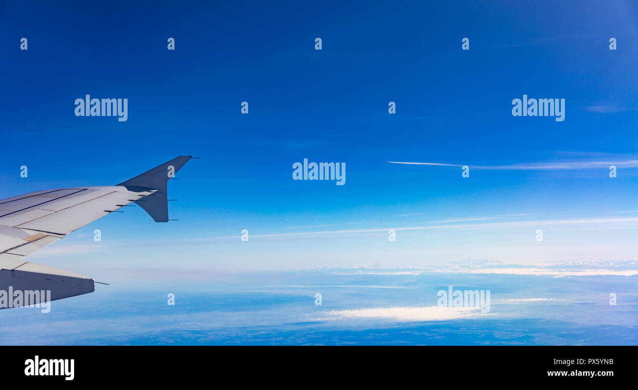 Blauer Himmel mit Wolken. Luftbild von oben aus dem Flugzeug Fenster. Stockfoto
