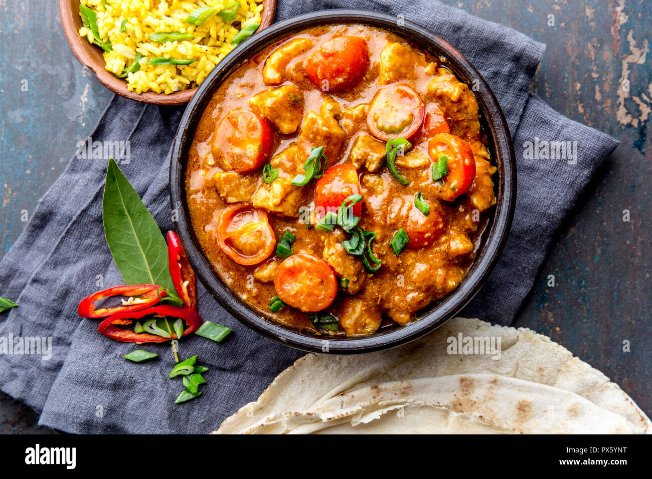 Indisches essen. ROGAN JOSH Currysauce. Schweinefleisch Rogan Josh mit Reis und Naan Brot Stockfoto