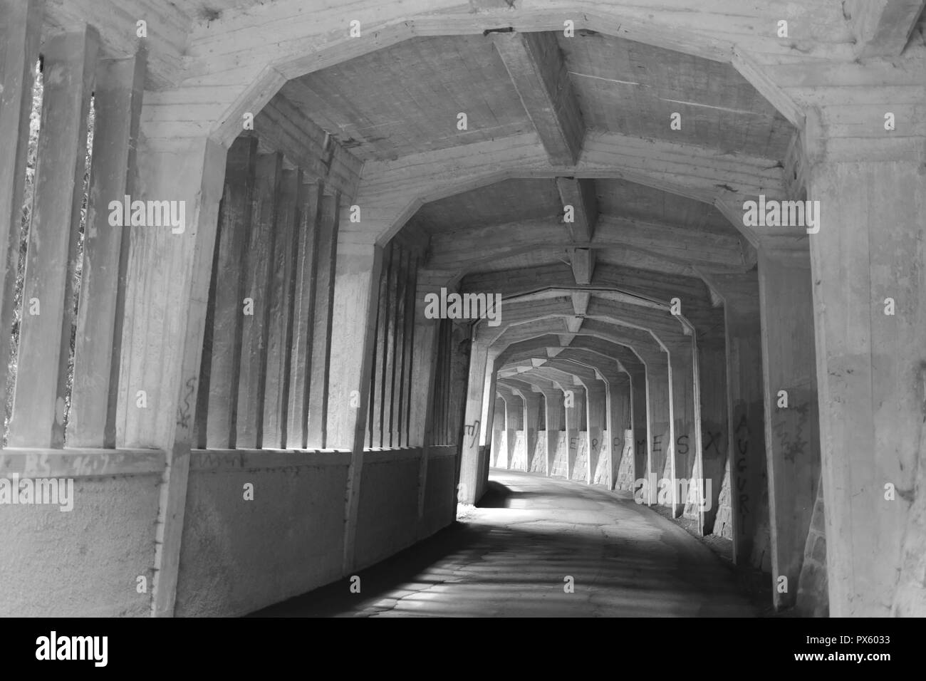 Schwarze und weiße Schuß von Tunnel im Trentino, Italien. Stockfoto