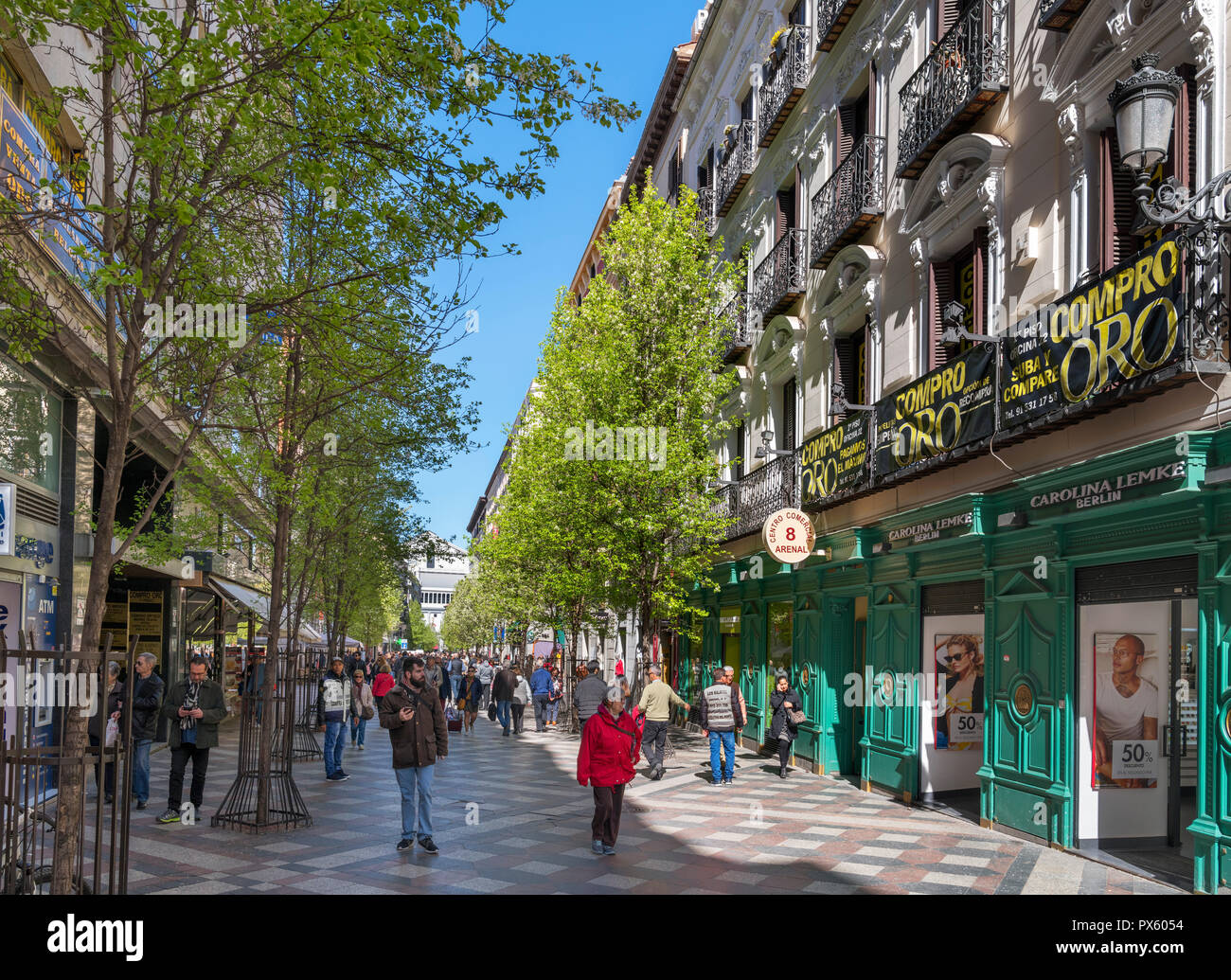 Geschäfte in der Calle del Arenal, Madrid, Spanien Stockfoto
