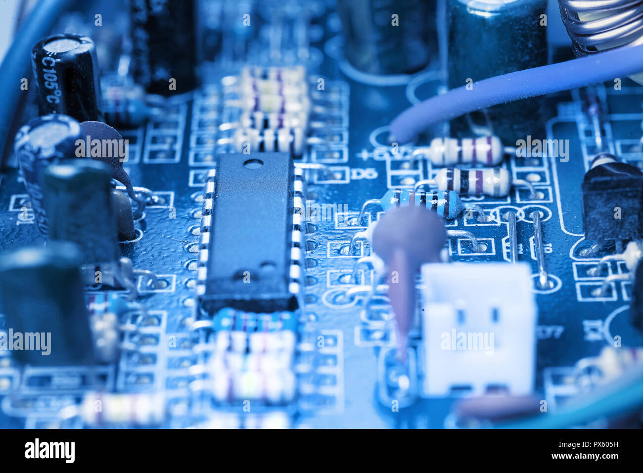 Microchip, Kondensatoren, Widerstände auf einem blauen Computer Board close-up. Industrielle Hintergrund. Stockfoto