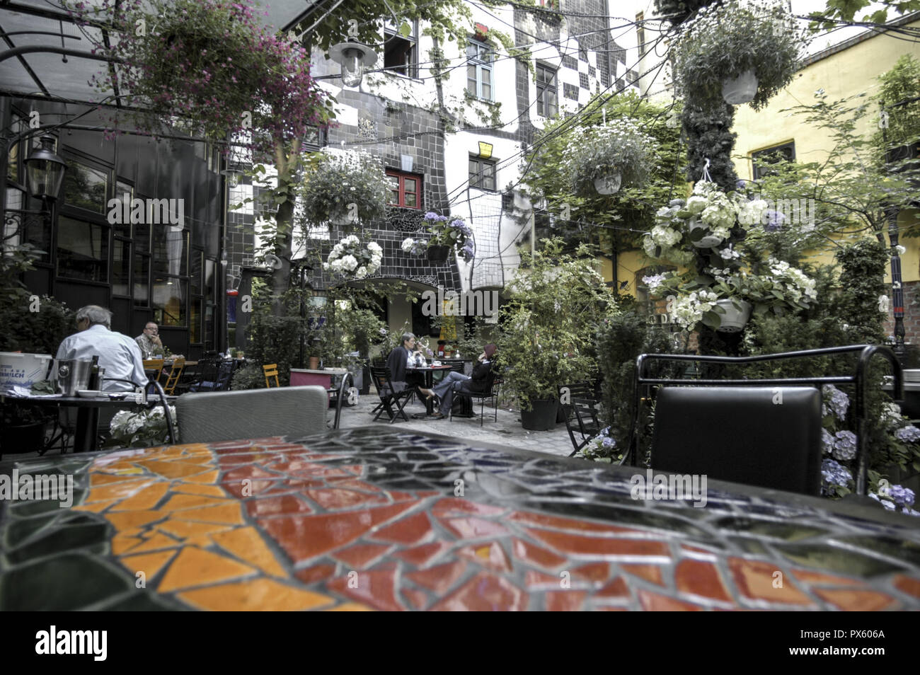 Cafe Im Garten Von Hundertwasser Art Haus Wien Osterreich 3 Bezirk Hundertwasser Stockfotografie Alamy