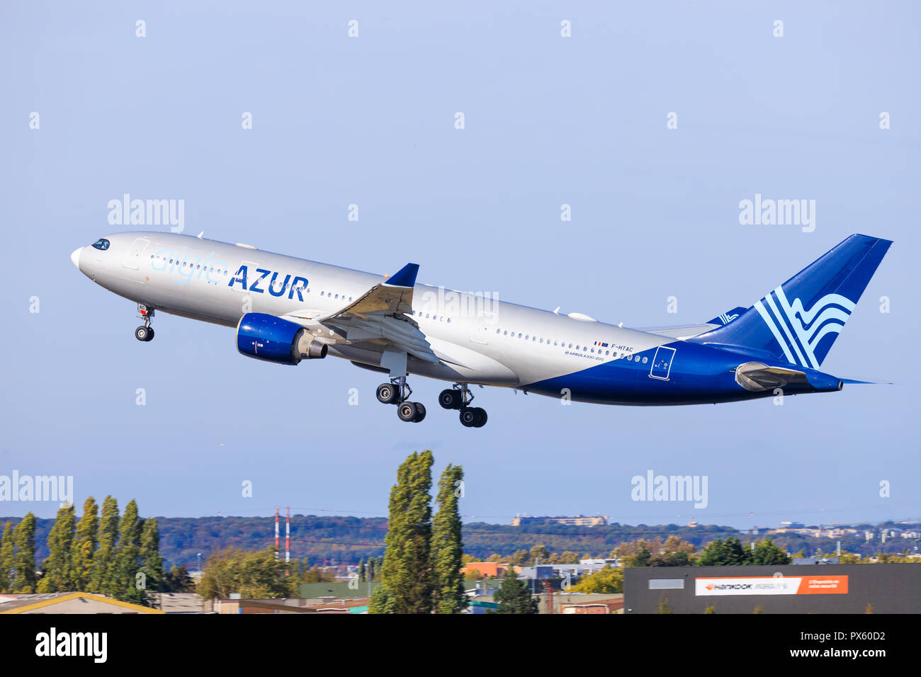Paris/Frankreich 9. Oktober 2018: Airbus A330 von Azur Landung am Flughafen Paris. Stockfoto