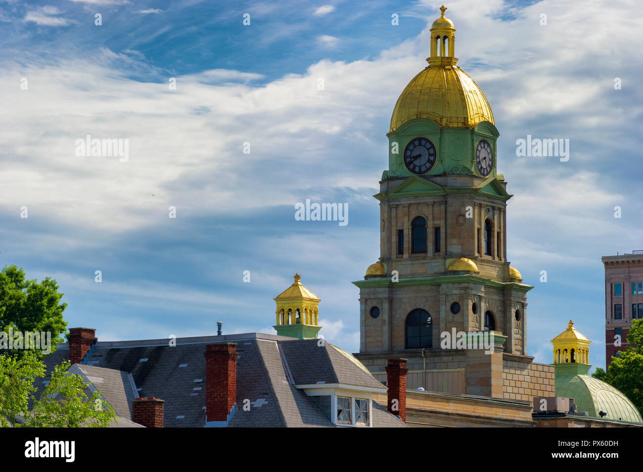 Uhr und goldenen Kuppel von Huntington, West Virginia, Cabell County Court House ragt über die Dächer der anderen Gebäude gegen einen bewölkten Himmel. Stockfoto
