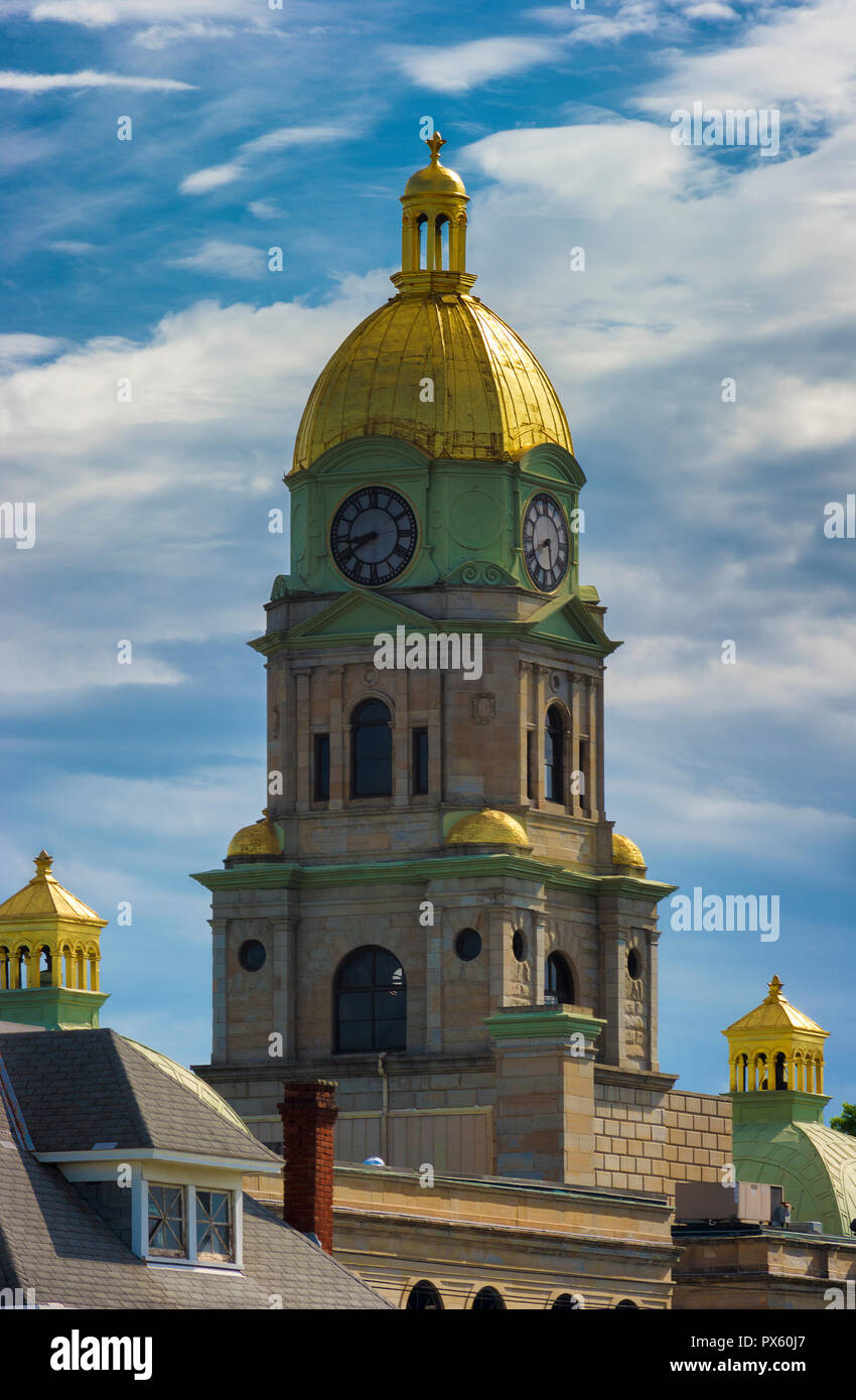 Uhr und goldenen Kuppel von Huntington, West Virginia, Cabell County Court  House ragt über die Dächer der anderen Gebäude gegen einen bewölkten Himmel  Stockfotografie - Alamy