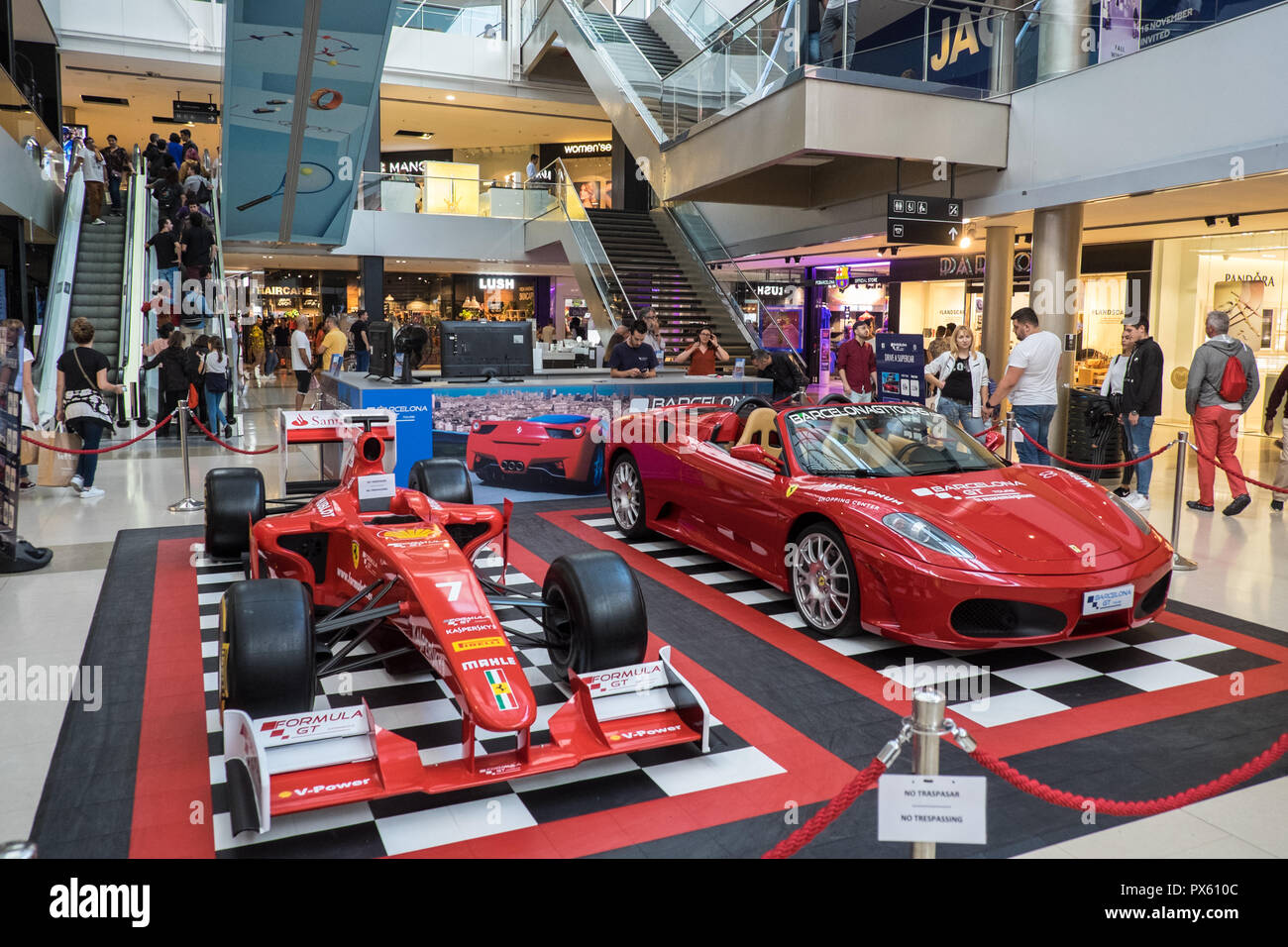 Ferrari fahren, Maremagnum, riesige, Shopping Center, Center, Mall, Einzelhandel, Steckdose, komplexe, Barcelona, Katalonien, Katalonien, Katalonien, Spanien, Spanisch, Stockfoto