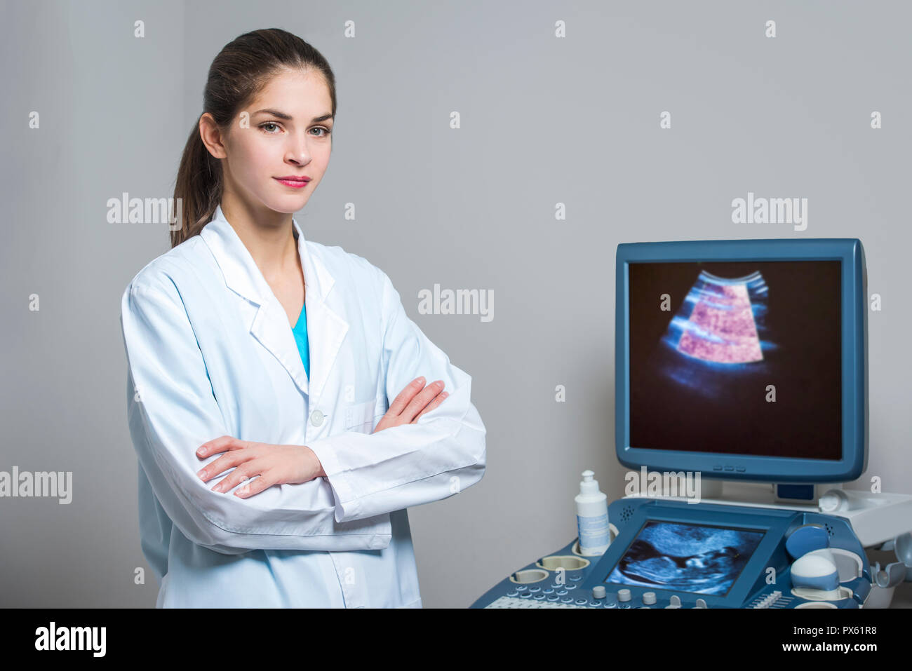 Junge Frau Doktor steht vor einem Ultraschall Biopsie Gerät Stockfoto
