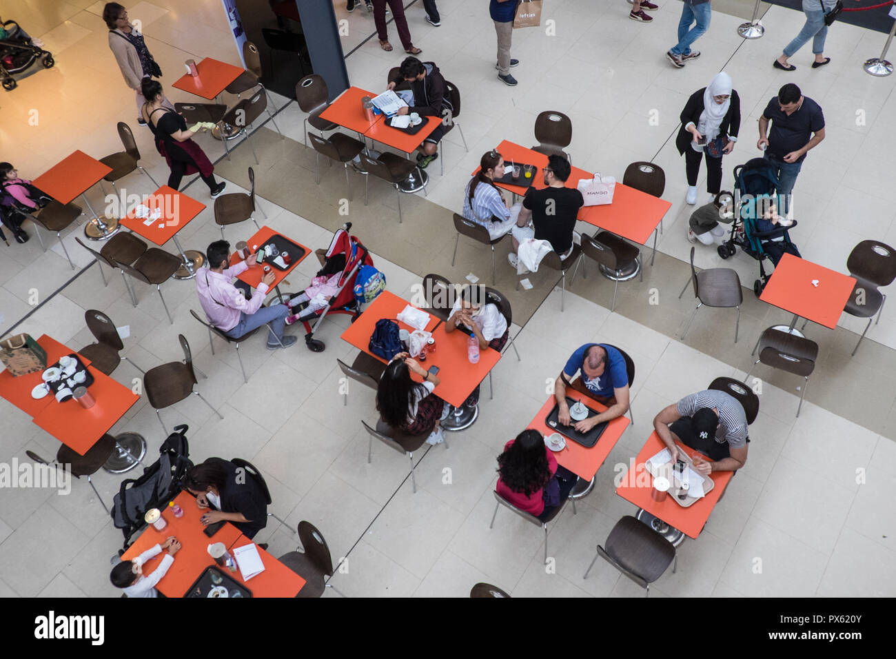 Hallenbad, Cafe, Maremagnum, riesige, Shopping Center, Center, Mall, Einzelhandel, Steckdose, komplexe, Barcelona, Katalonien, Katalonien, Katalonien, Spanien, Spanisch, Europa, Europäischen, Stockfoto