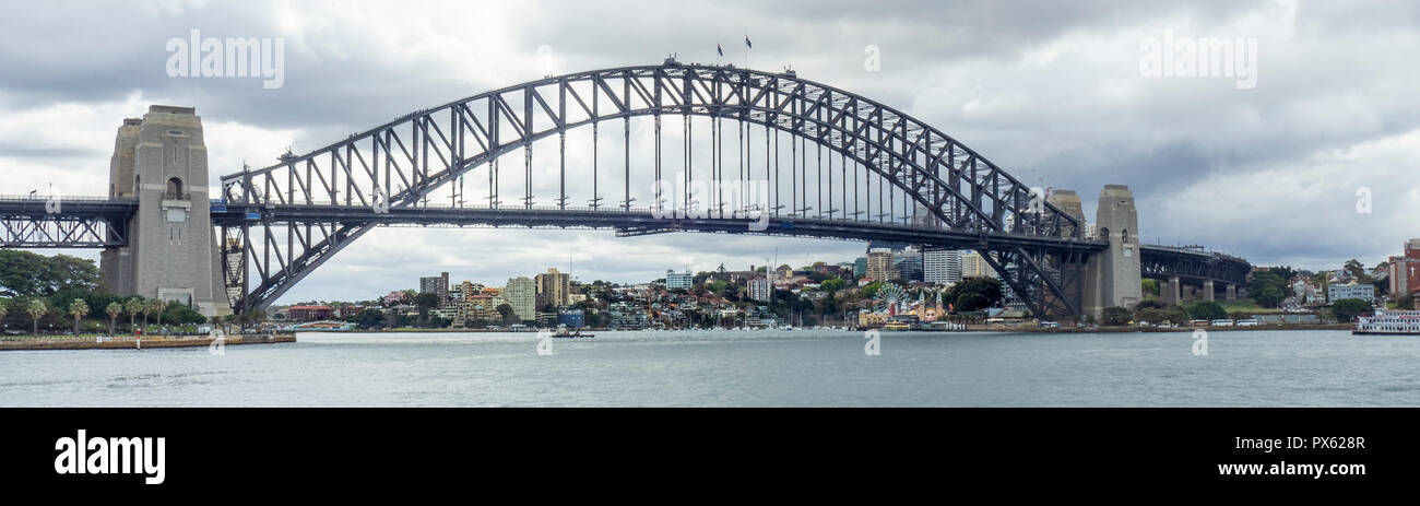 Sydney Harbour Bridge Wahrzeichen Suspension Bridge an einem bewölkten Tag Sydney, NSW, Australien. Stockfoto