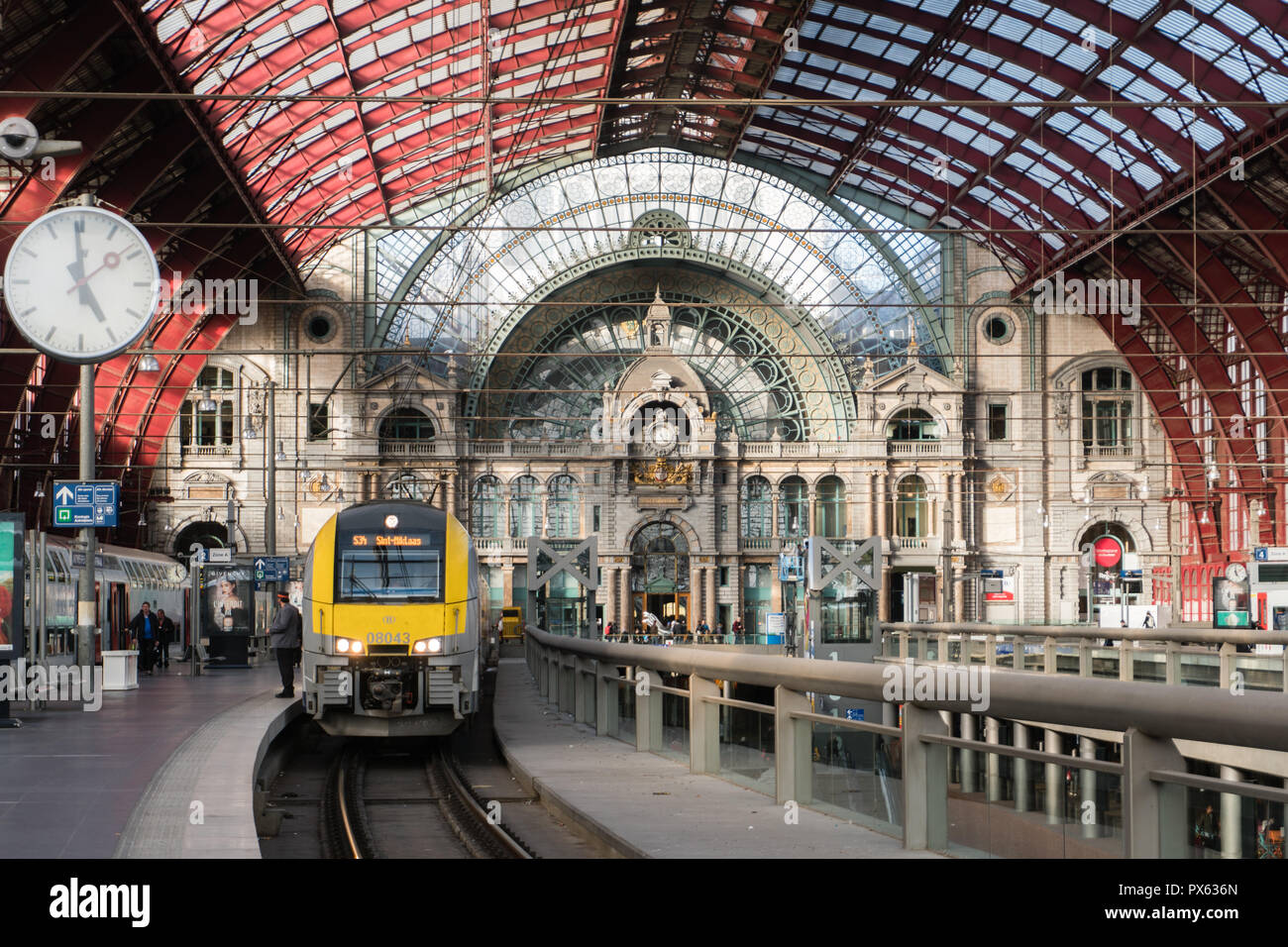 2018-10-01, Antwerpen, Belgien: Monumentale zug Halle der Hauptbahnhof von Antwerpen mit Plattform, Uhr und Zug zur Abfahrt bereit. Alle durch die h Stockfoto