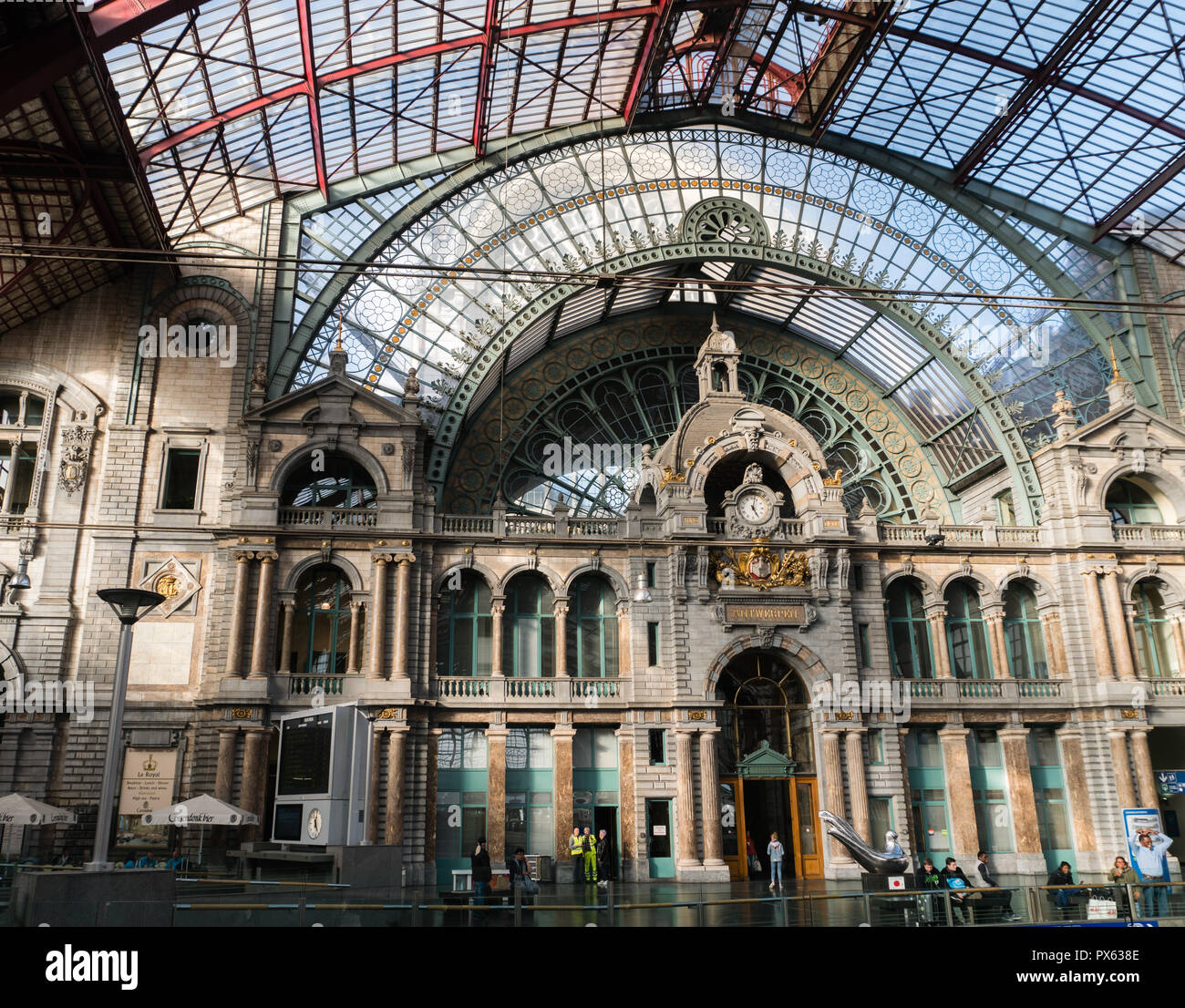 2018-10-01, Antwerpen, Belgien: Monumentale zug Halle der Hauptbahnhof von Antwerpen mit Uhr und Antwerpen Wappen, und die Verbindung zu den Bahnsteigen cov Stockfoto