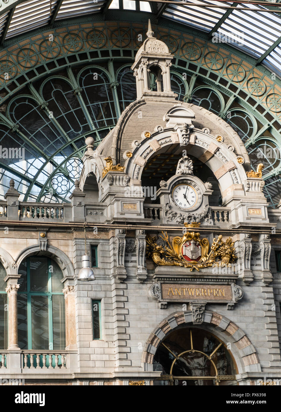 2018-10-01, Antwerpen, Belgien: Uhr, 17 Uhr und Antwerpen Wappen, in der monumentalen im Wartesaal des Antwerpener Hauptbahnhof Interieur. Belgien. Stockfoto