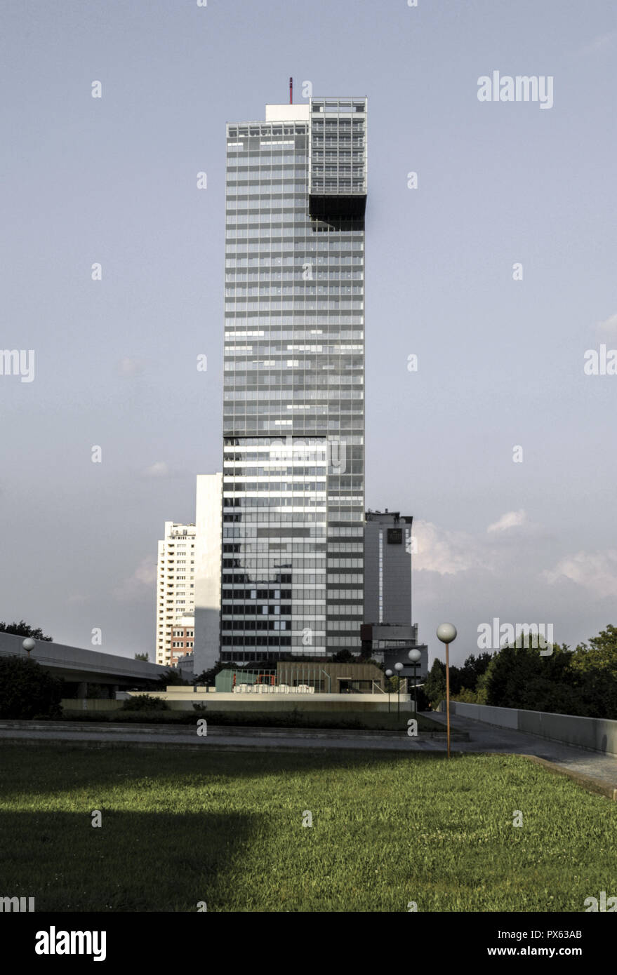 Modernes Gebäude in der Wagramerstrasse, Österreich, Wien, 22. Bezirk, Donaucity Stockfoto