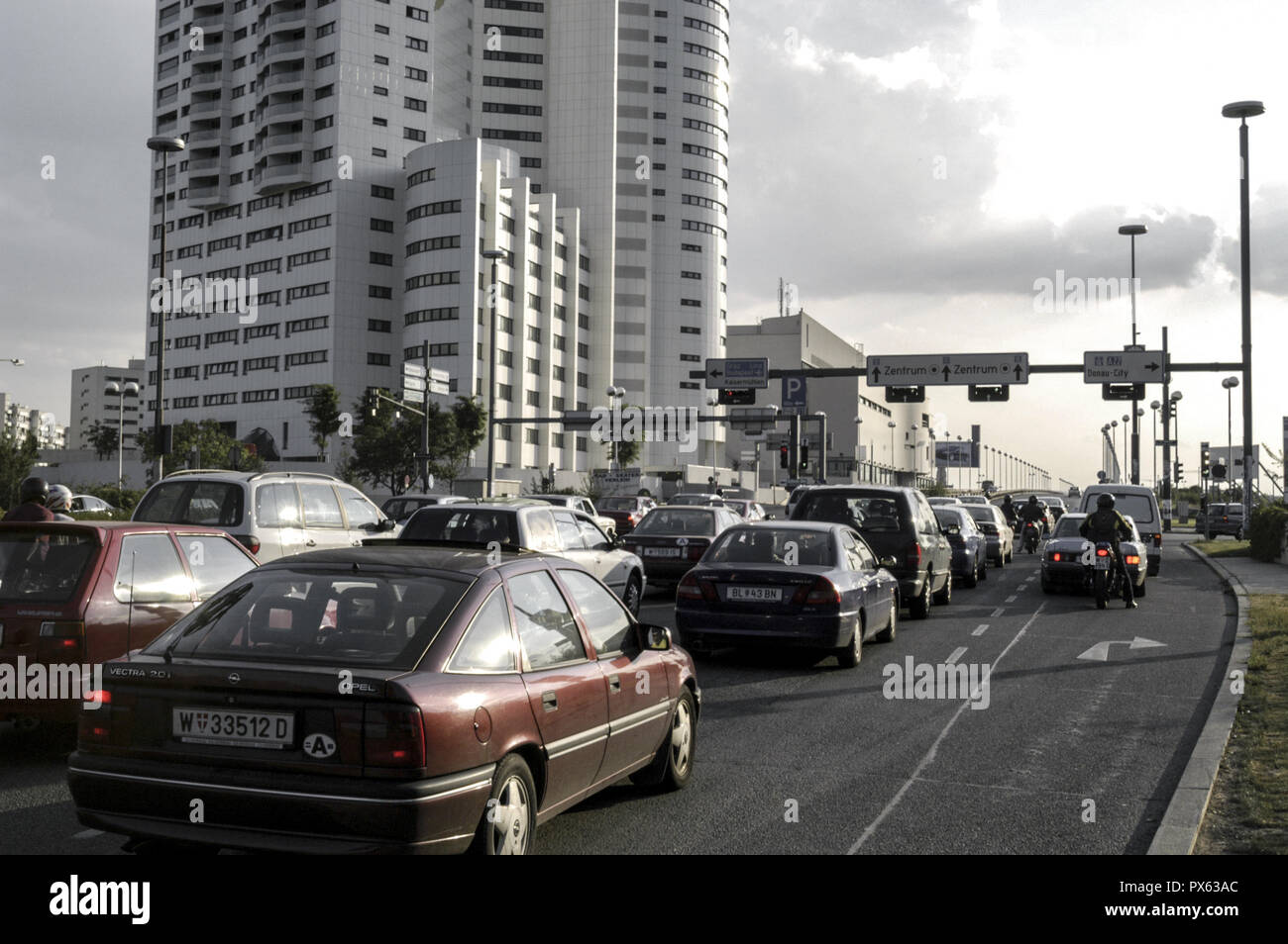 Modernes Gebäude in der Wagramerstrasse, Österreich, Wien, 22. Bezirk, Donaucity Stockfoto