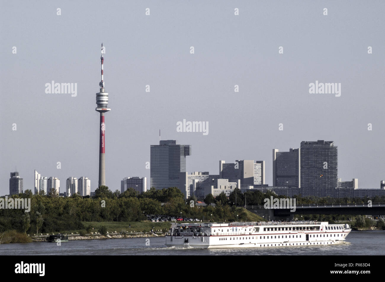 Blick auf die Donau, Stadt, Österreich, Wien, 22. Bezirk, Donaucity Stockfoto