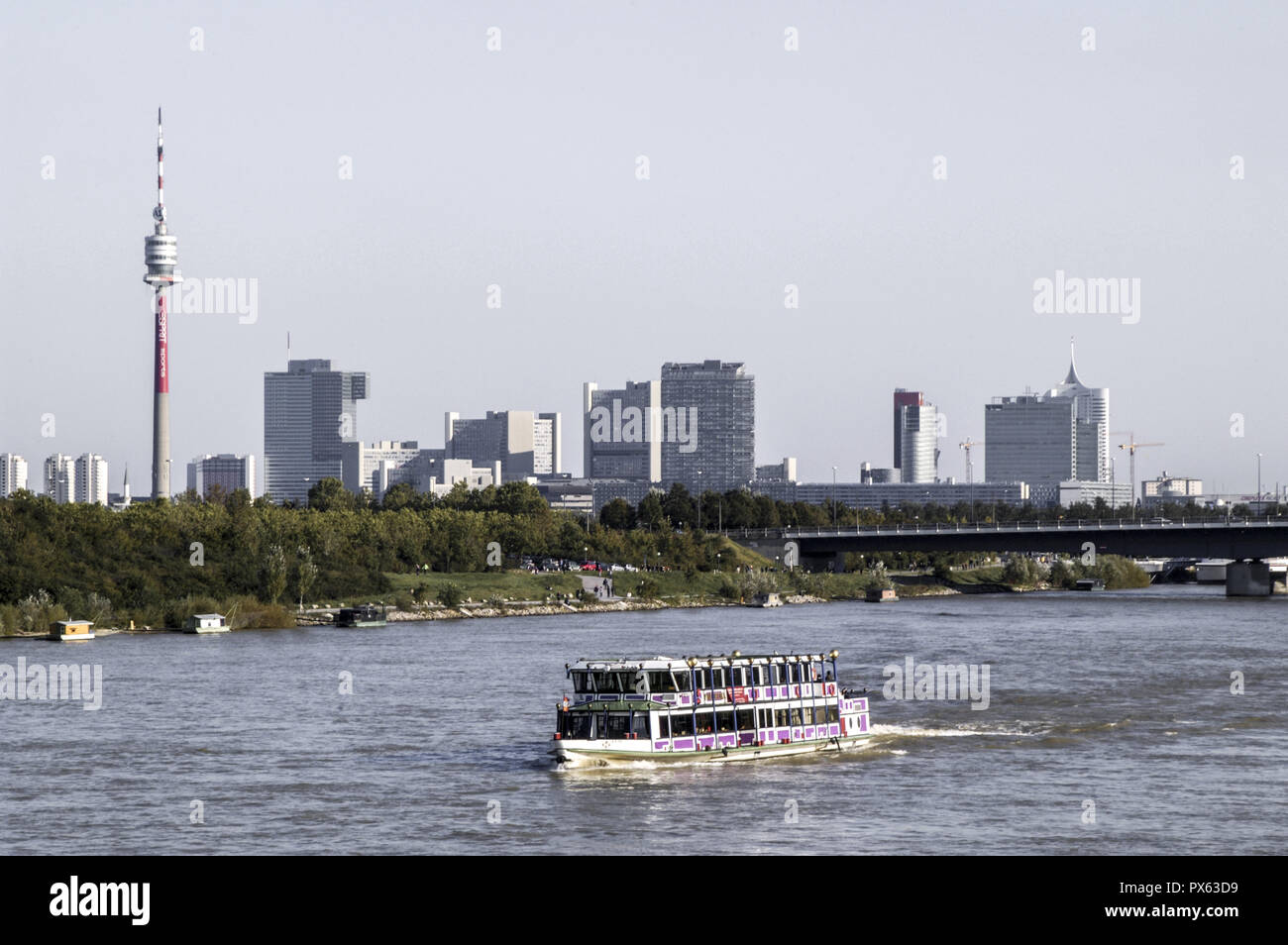 Blick auf die Donau, Stadt, Österreich, Wien, 22. Bezirk, Donaucity Stockfoto