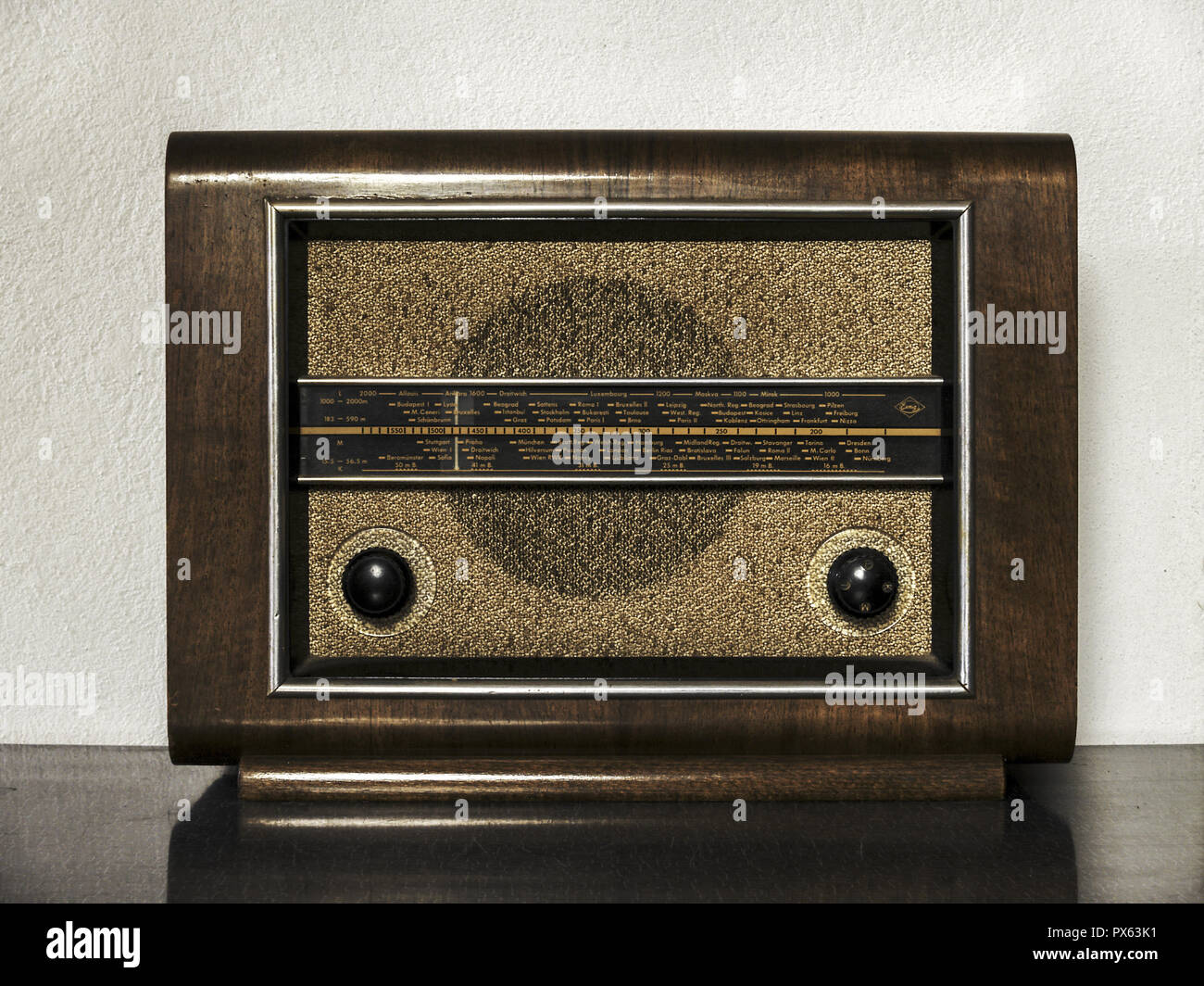 Set past radio radio -Fotos und -Bildmaterial in hoher Auflösung – Alamy
